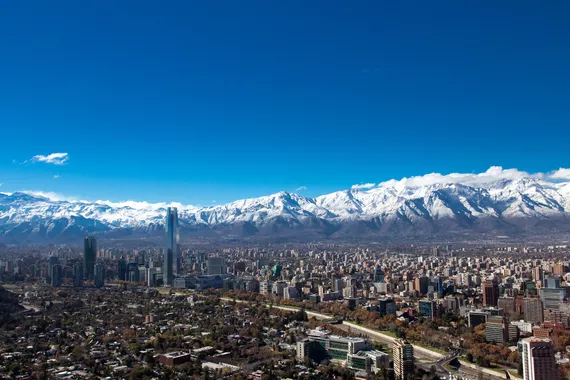 Vista de Santiago e Cordilheira dos Andes de dia