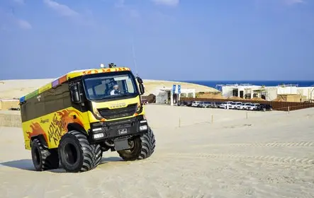 Tour en autobús monstruo de Doha en el desierto