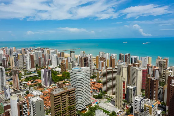 Vista de cima da praia de Fortaleza,junto aos prédios da cidade
