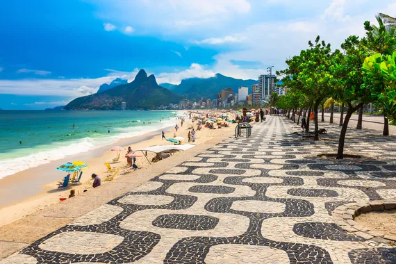 Vista da praia de Ipanema com calçadão em mosaico, Rio de Janeiro