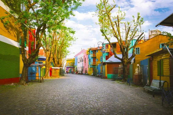 Rua Caminito em Buenos Aires, repleta de casas coloridas no Bairro de La Boca.