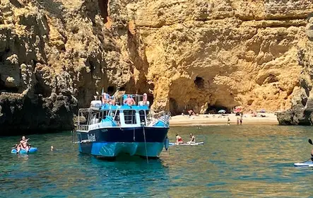 Passeio de catamarã com almoço saindo de Lagos