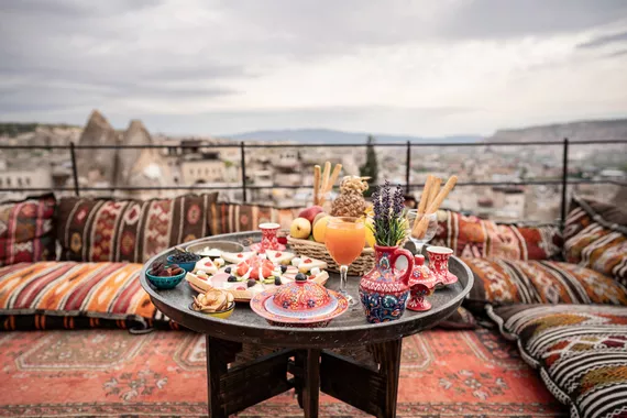 Café da manhã com paisagem estonteante, no telhado da casa de caverna, na cidade de Göreme, Capadócia