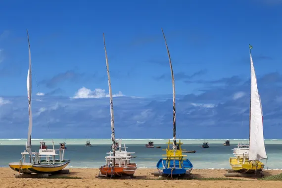 Jangadas ancoradas na praia