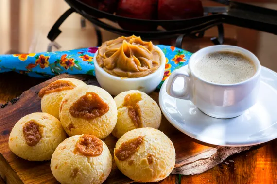 Pão de Queijo com Doce de Leite