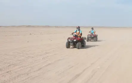 Tour nocturno en quad con paseo en camello y té en Hurghada
